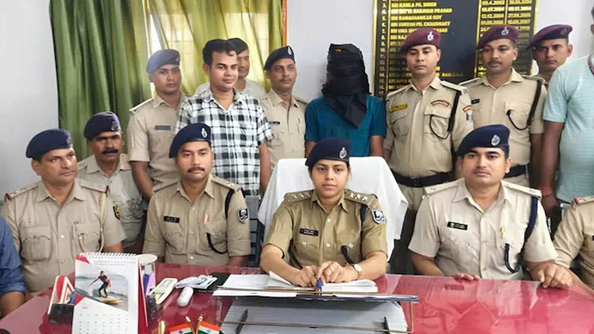 পুলিশ সেজে যাত্রীকে জরিমানা, অর্থ না পেয়ে চলন্ত ট্রেন থেকে ধাক্কা