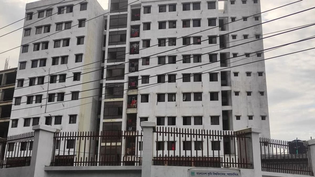 বাকৃবির ১০ তলা হলে এক বছরেও চালু হয়নি লিফট, চরম ভোগান্তিতে শিক্ষার্থীরা