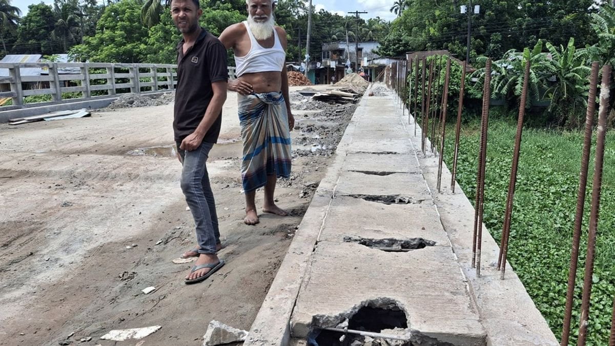 ৭ কোটি টাকার সেতু নির্মাণে রডের বদলে তার, দুই কর্মকর্তা সাসপেন্ড