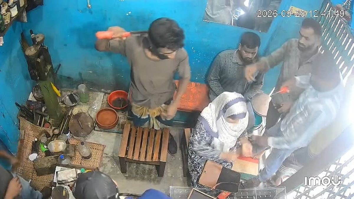 দিনদুপুরে অস্ত্র হাতে সোনার দোকানে ডাকাতি, রক্ষা পাননি ক্রেতাও