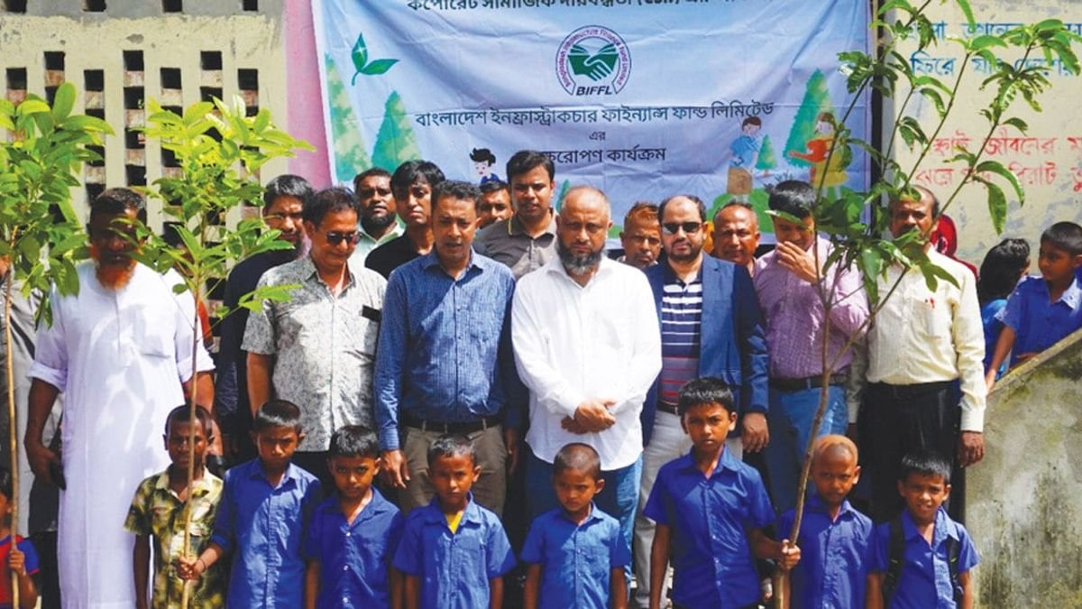 খুলনার উপকূলে শিক্ষার্থীদের মাঝে গাছের চারা বিতরণ করেছে বিআইএফএফএল