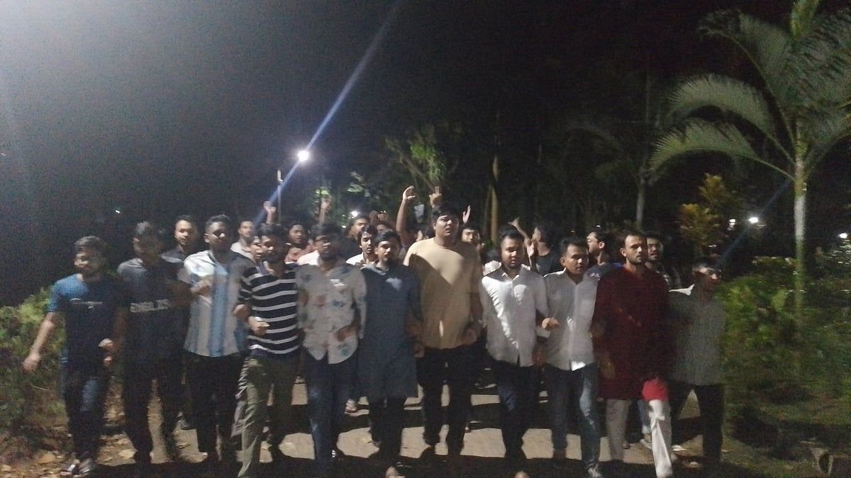 নিষিদ্ধ ছাত্রলীগের হল কমিটি গঠনের বিজ্ঞপ্তি, মধ্যরাতে ছাত্রদলের বিক্ষোভ