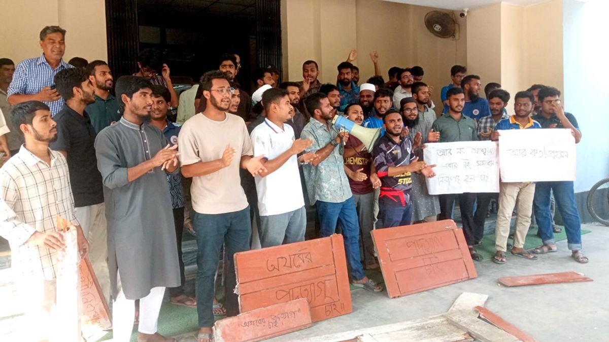 সাপের কামড়ে আইসিইউতে রাবি শিক্ষার্থী, প্রভোস্টের পদত্যাগ দাবিতে প্রশাসন ভবন ঘেরাও